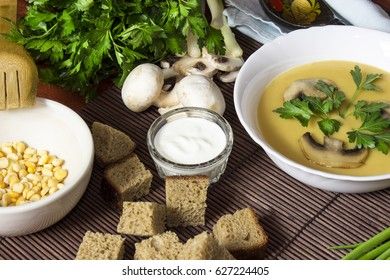 Cream pea soup with mushrooms, greens and breadcrumbs